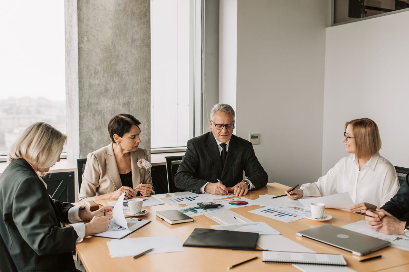 Equipe empresarial reunida para uma decisão estratégica