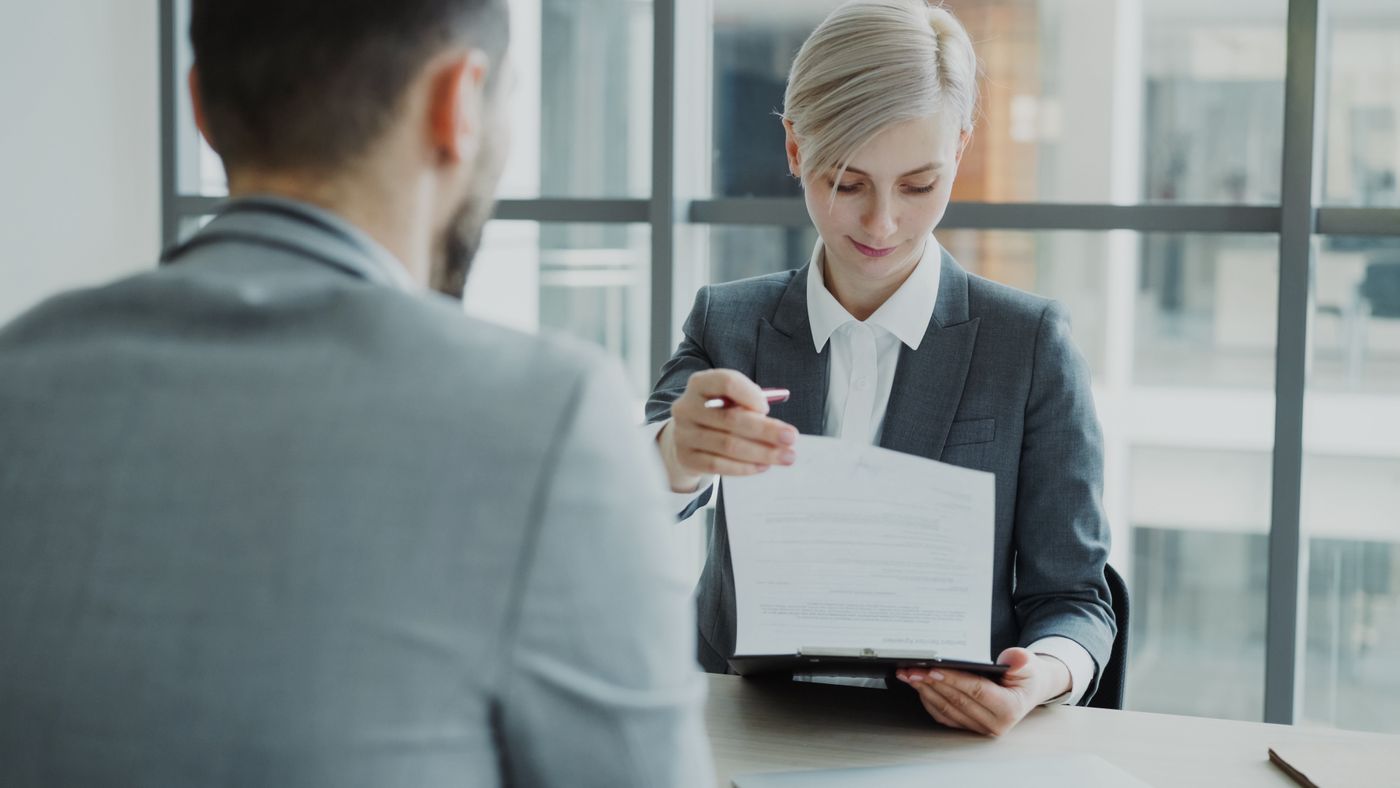 Executivos revisando um contrato durante uma assessoria jurídica empresarial